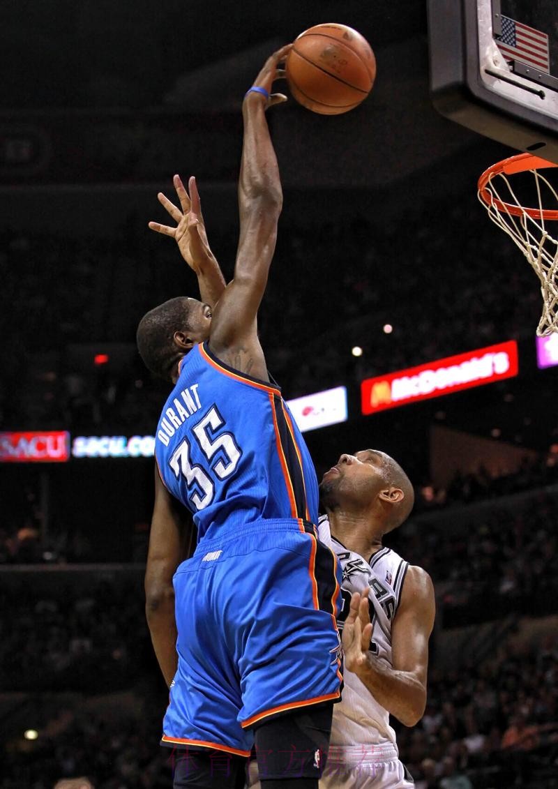 杜兰特穿着蓝喷配色KD18，得到23分4篮板6助攻